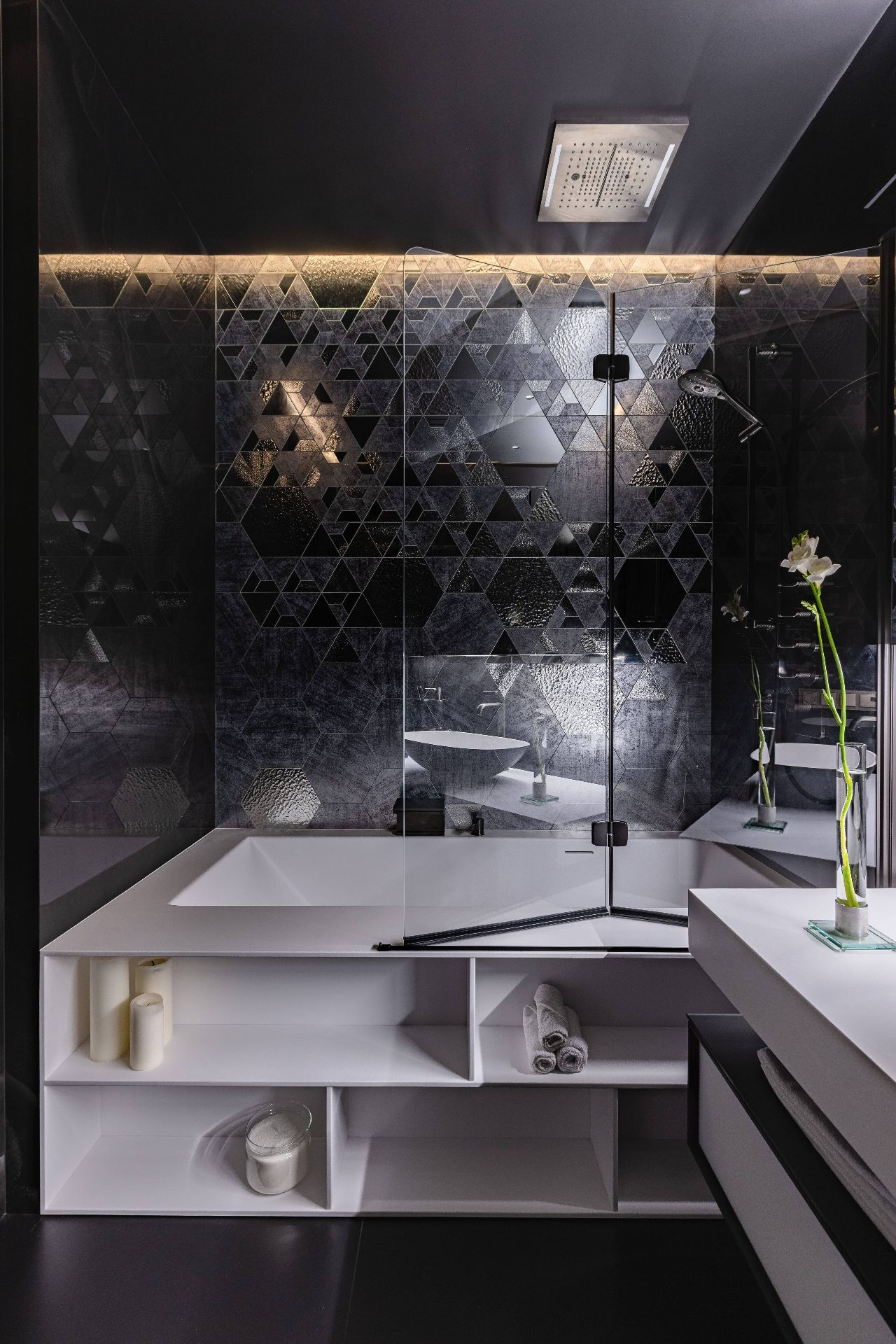 Душевая система Gessi с тропическим ливнем и хромотерапией и ванна из Corian от Rexa Design в дизайн-проекте.