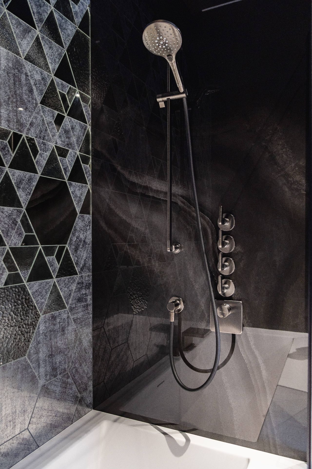 Душевые системы от Gessi в дизайн-проекте.