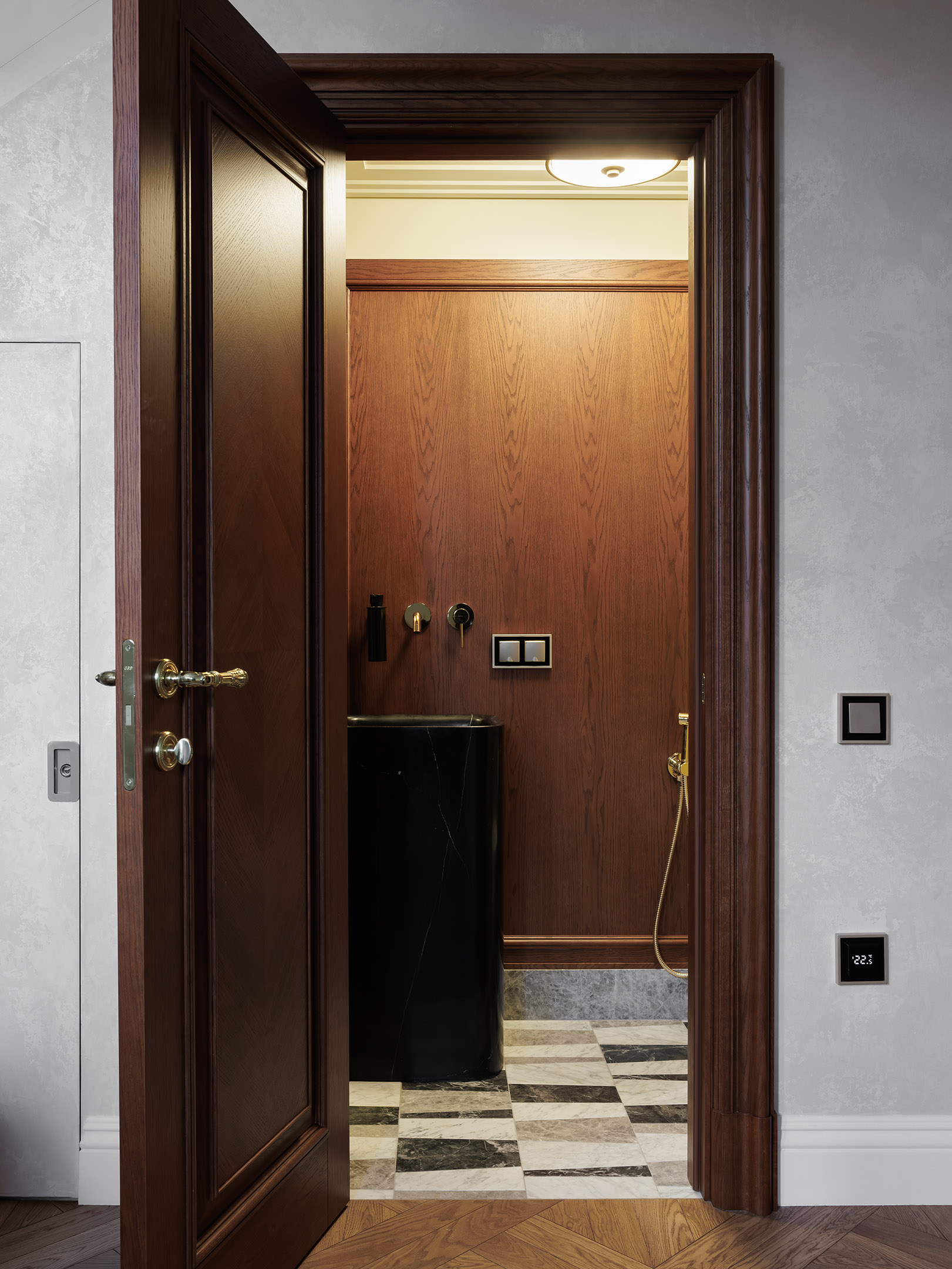 Раковина из мрамора Nero Marquina дополнена смесителями итальянского бренда NewForm. Унитаз с округлыми формами из коллаборации дизайнера Клаудио Сильвестрина и бренда Cielo.